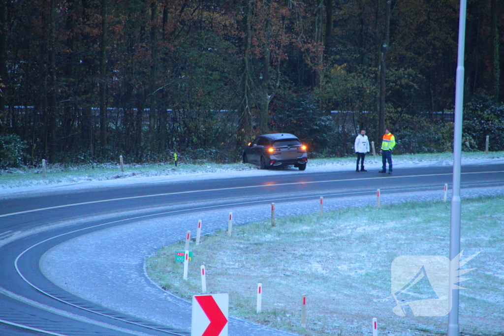 Automobilist vliegt uit de bocht