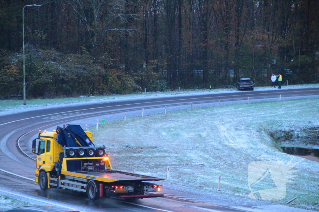 Automobilist vliegt uit de bocht