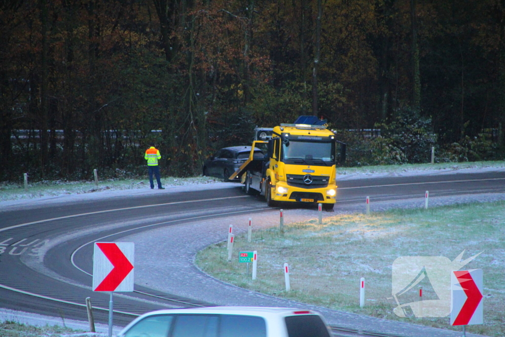 Automobilist vliegt uit de bocht