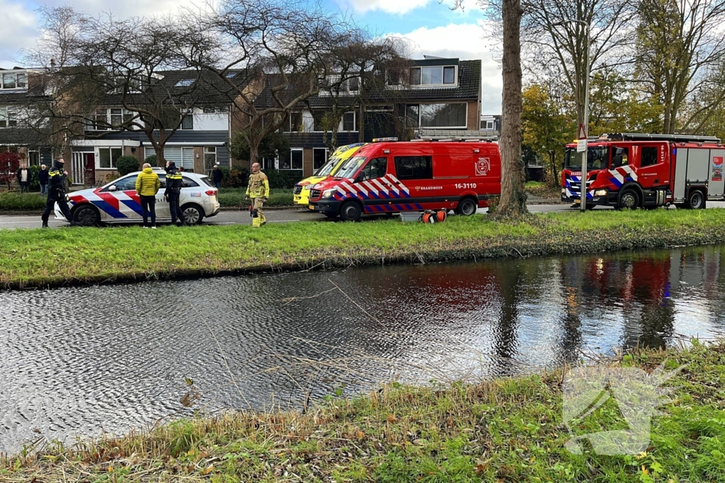 Automobilist verliest macht over stuur en belandt in water