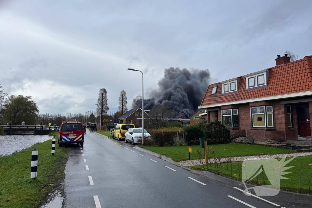 Brandweer groots ingezet voor uitslaande brand in kwekerij