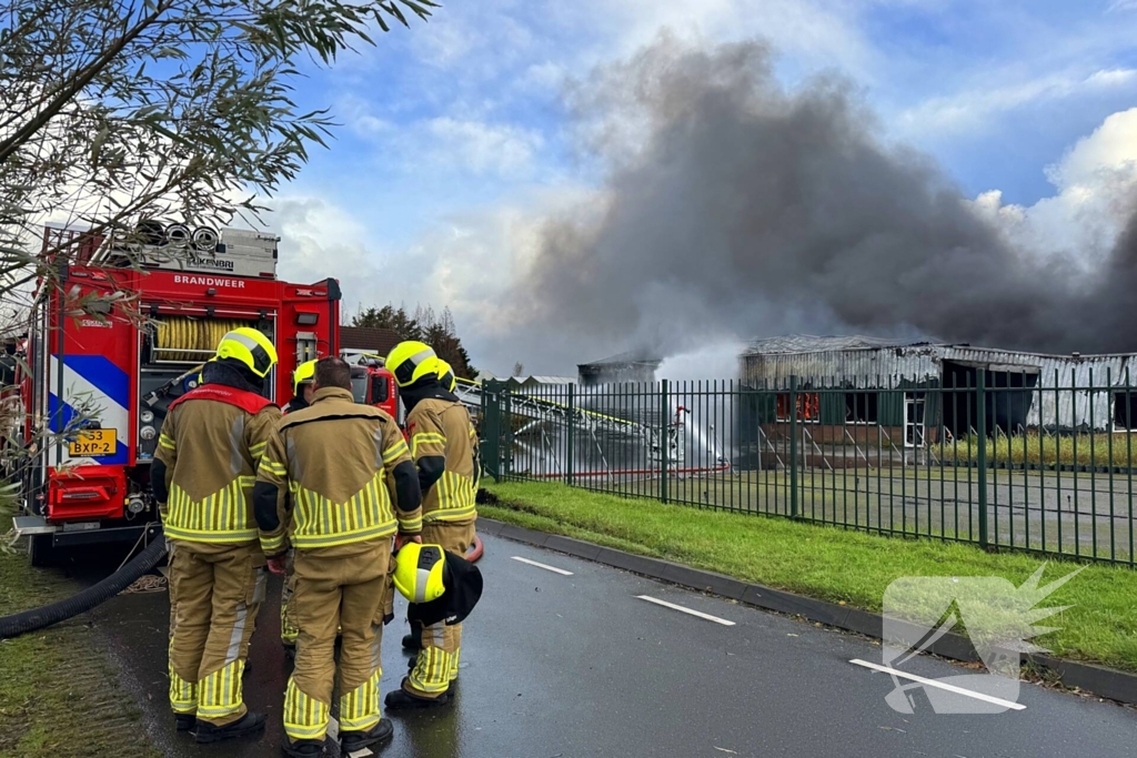 Brandweer groots ingezet voor uitslaande brand in kwekerij