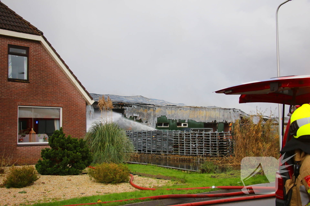 Brandweer groots ingezet voor uitslaande brand in kwekerij