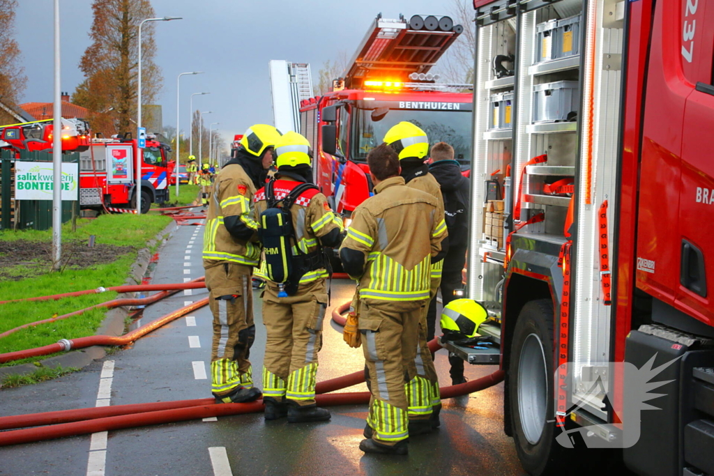 Brandweer groots ingezet voor uitslaande brand in kwekerij