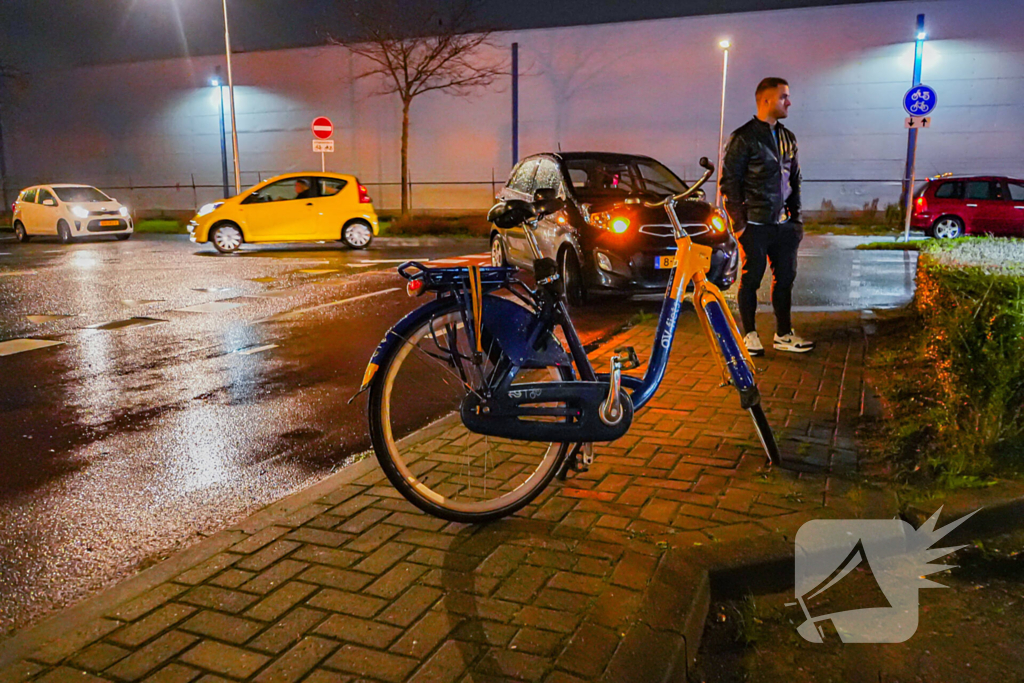 Afslaande automobilist ziet fietser over het hoofd