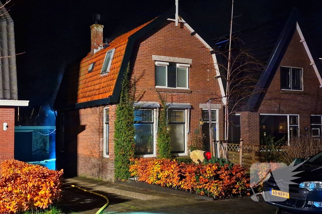 Oudere bewoner verlaat optijd brandende woning