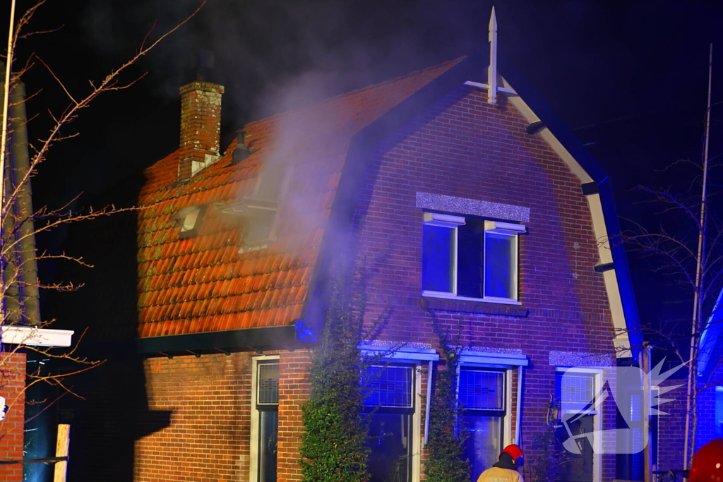 Oudere bewoner verlaat optijd brandende woning