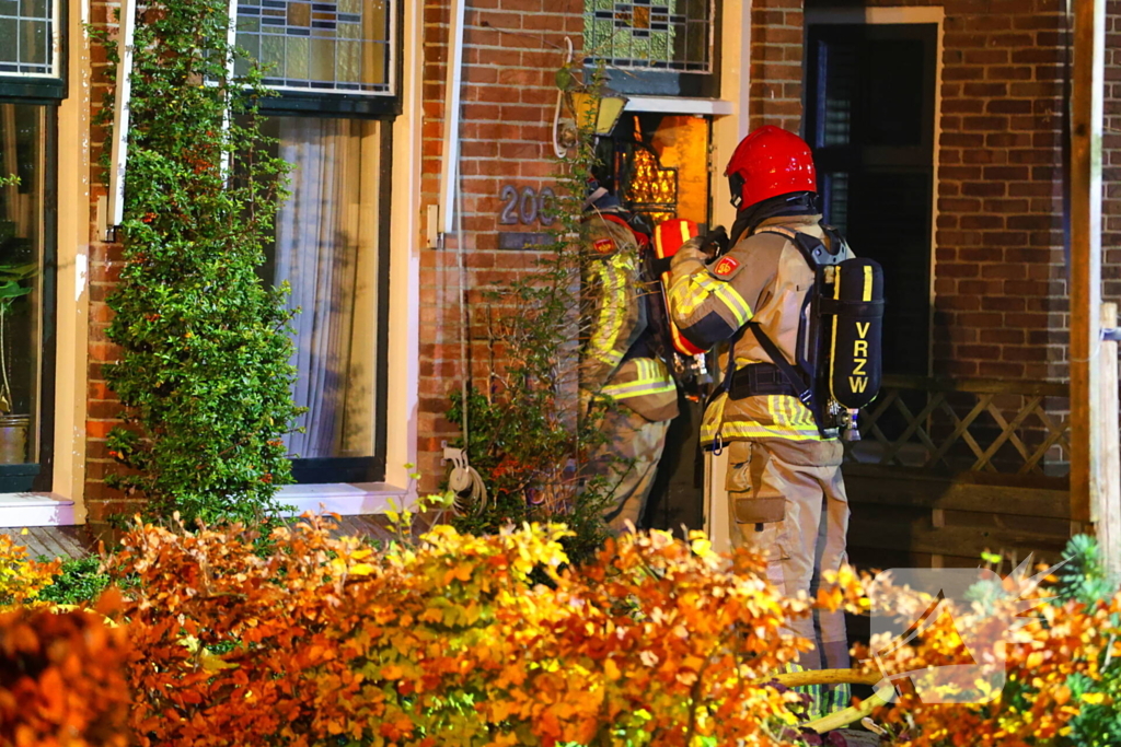 Oudere bewoner verlaat optijd brandende woning