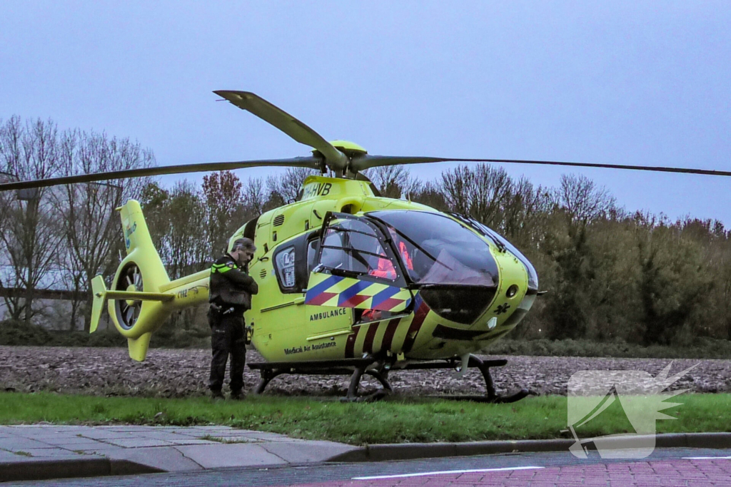 Traumahelikopter landt voor medische noodsituatie