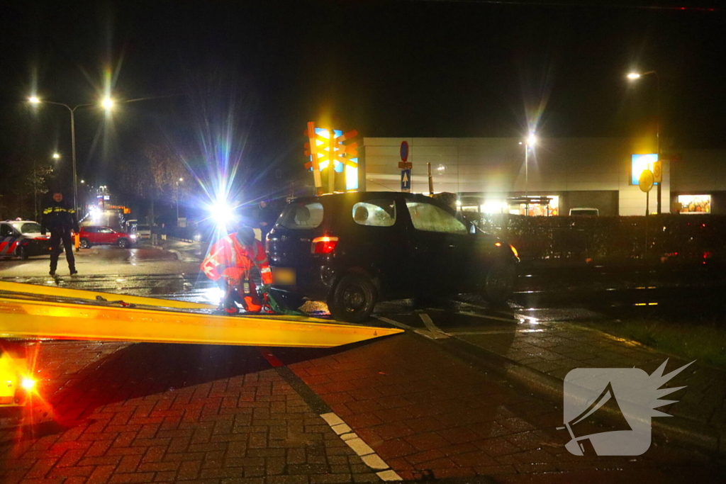 Auto belandt gedeeltelijk op spoor bij overweg