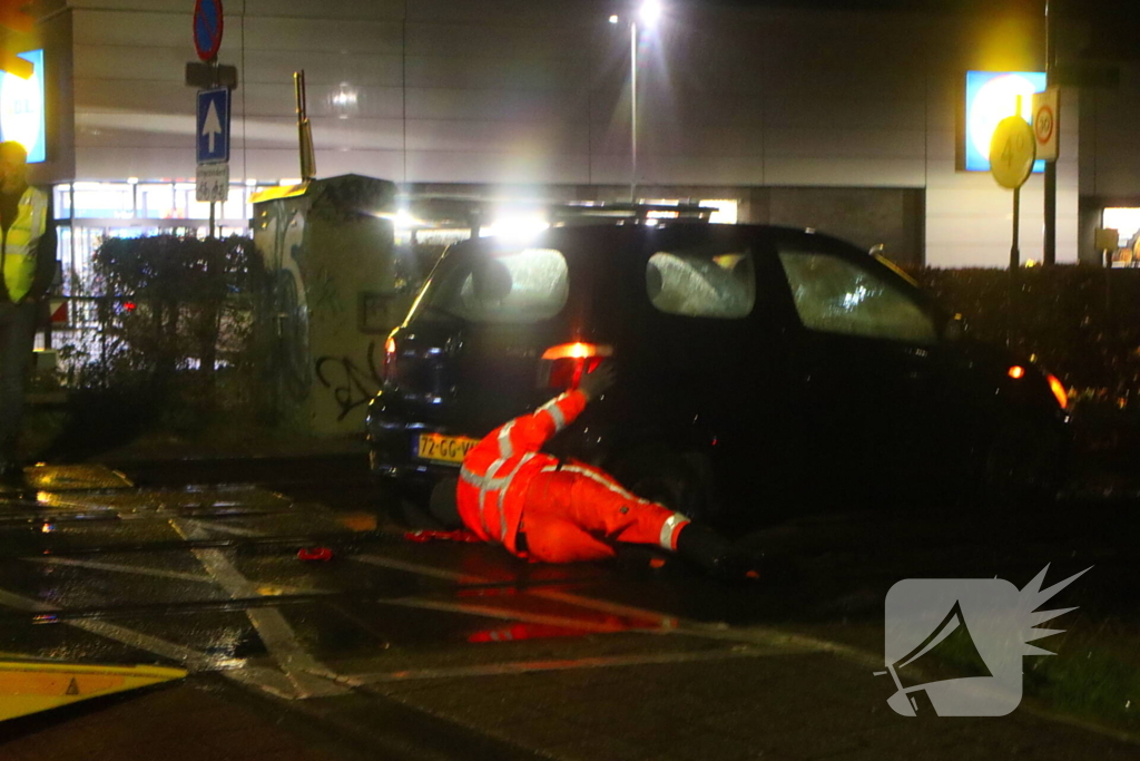 Auto belandt gedeeltelijk op spoor bij overweg