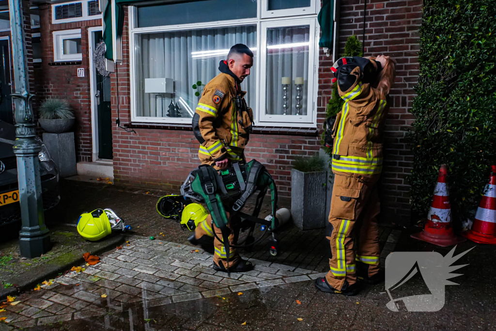 Personenauto brandt volledig uit, buren horen harde knallen