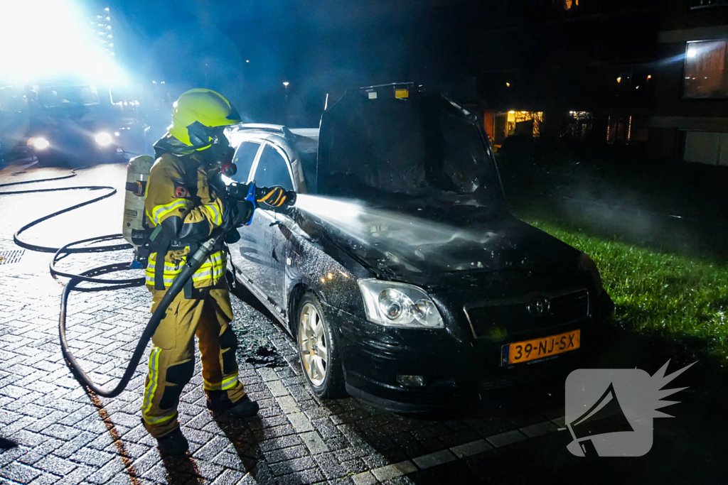 Personenauto brandt volledig uit, buren horen harde knallen