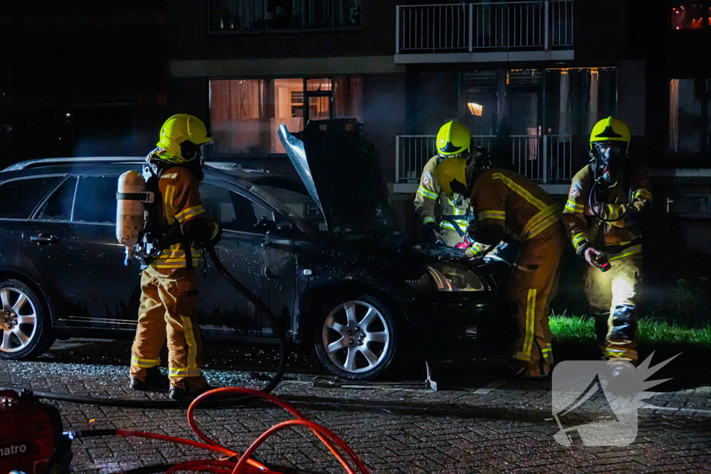 Personenauto brandt volledig uit, buren horen harde knallen