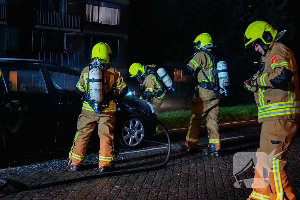 Personenauto brandt volledig uit, buren horen harde knallen