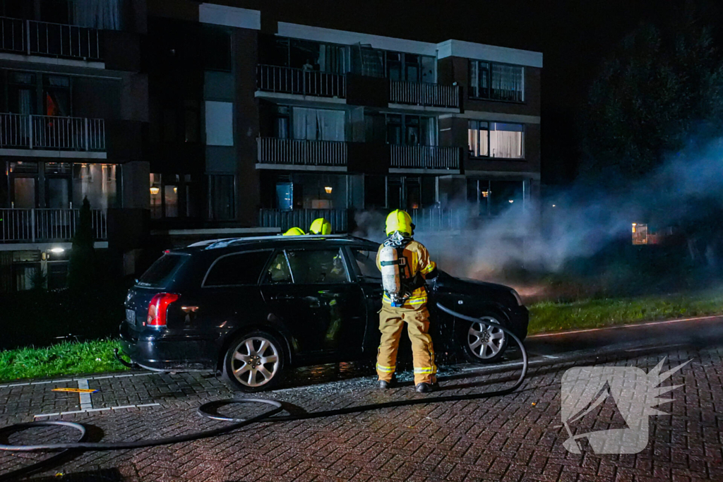 Personenauto brandt volledig uit, buren horen harde knallen