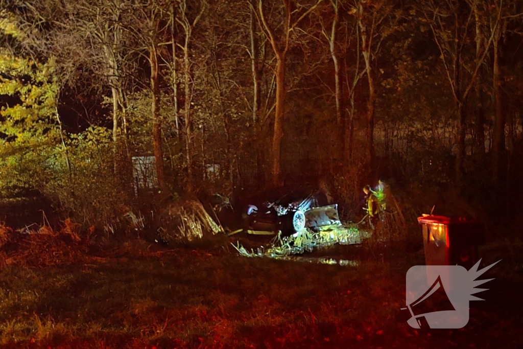 Auto komt op de kop tot stilstand