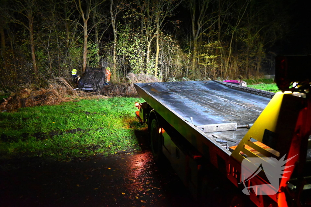 Auto komt op de kop tot stilstand