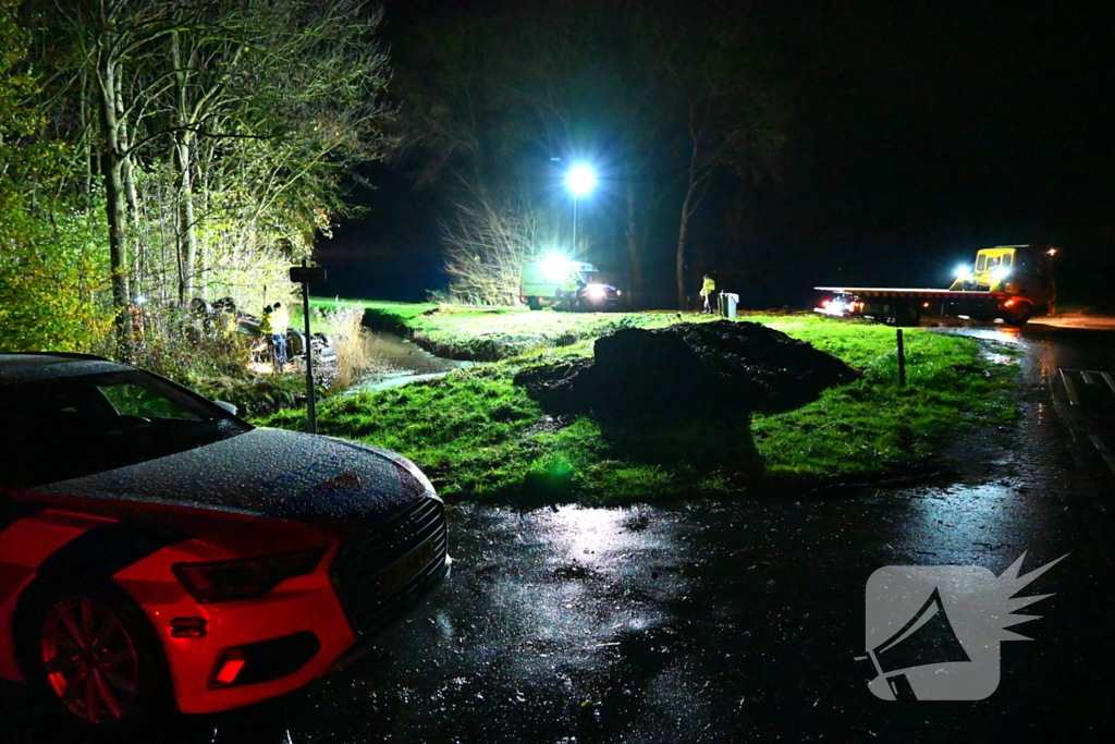 Auto komt op de kop tot stilstand