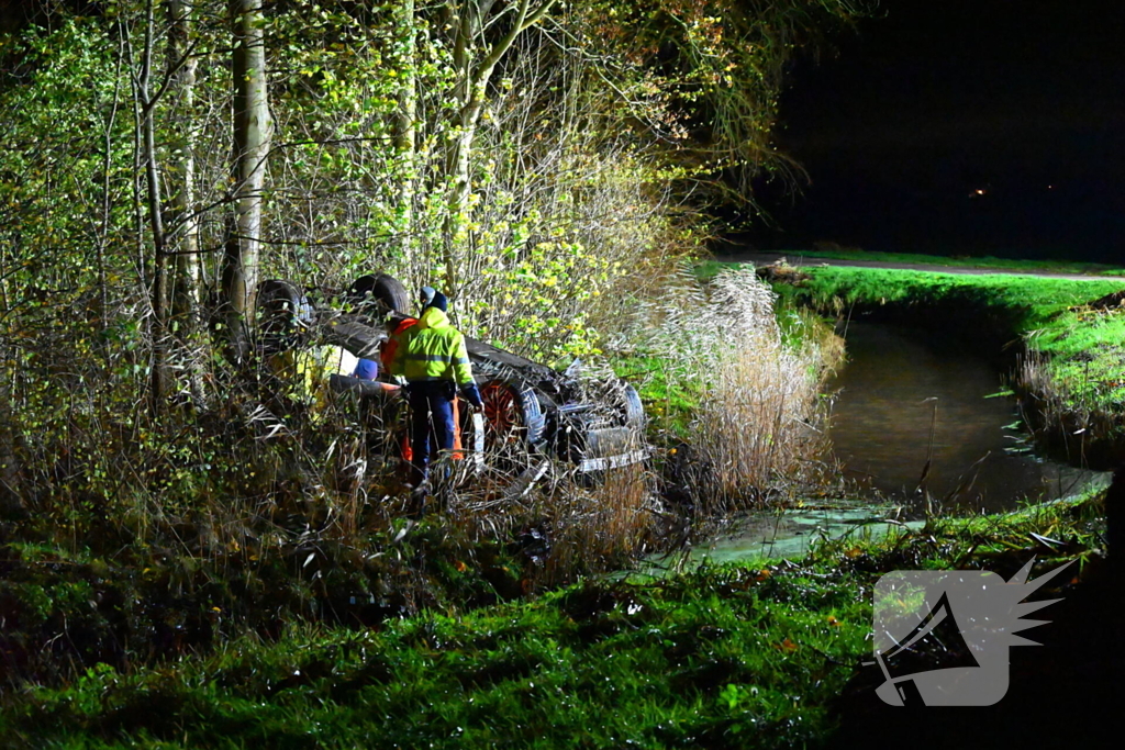 Auto komt op de kop tot stilstand