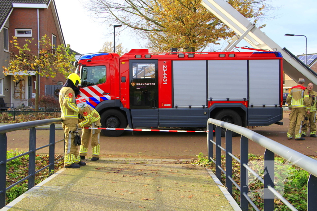 Omtrekken boom gaat verkeerd en valt op pergola