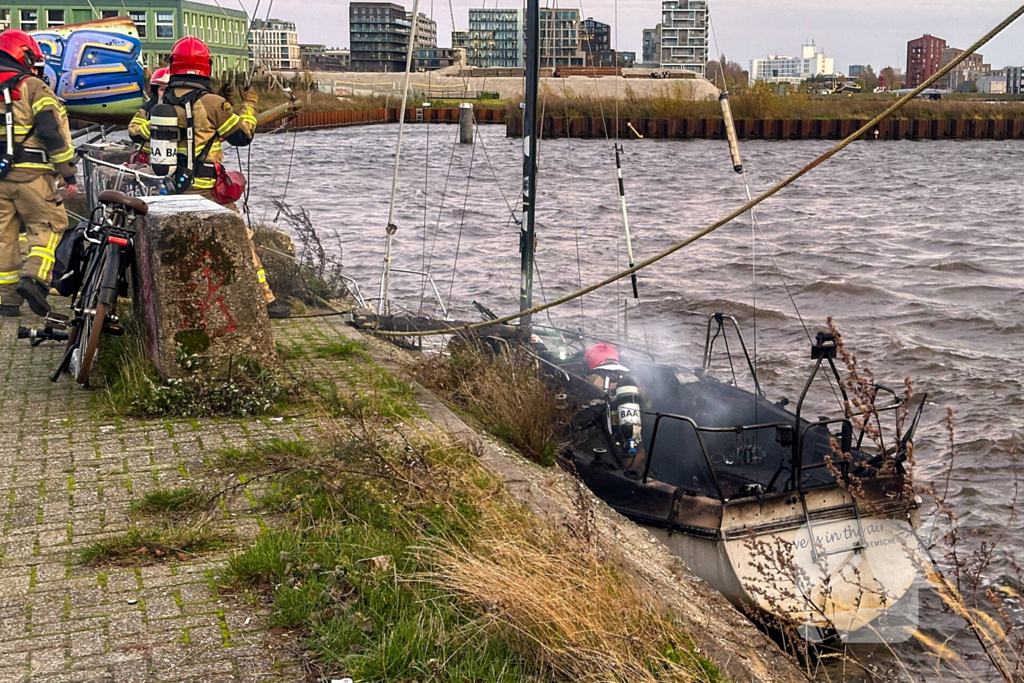 Zeilboot verwoest door brand