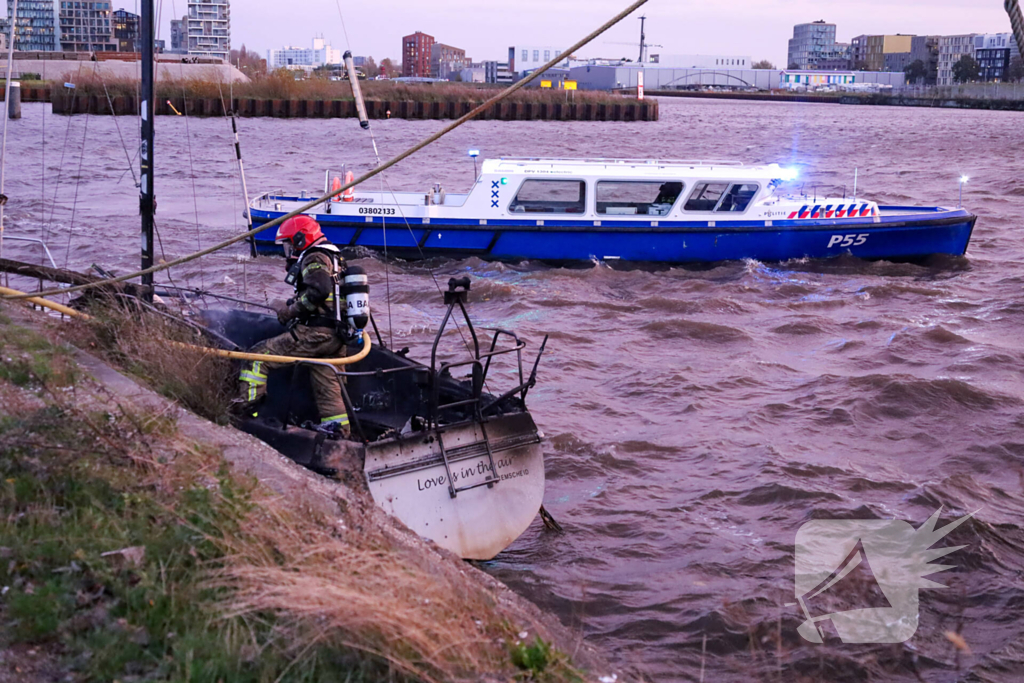 Zeilboot verwoest door brand