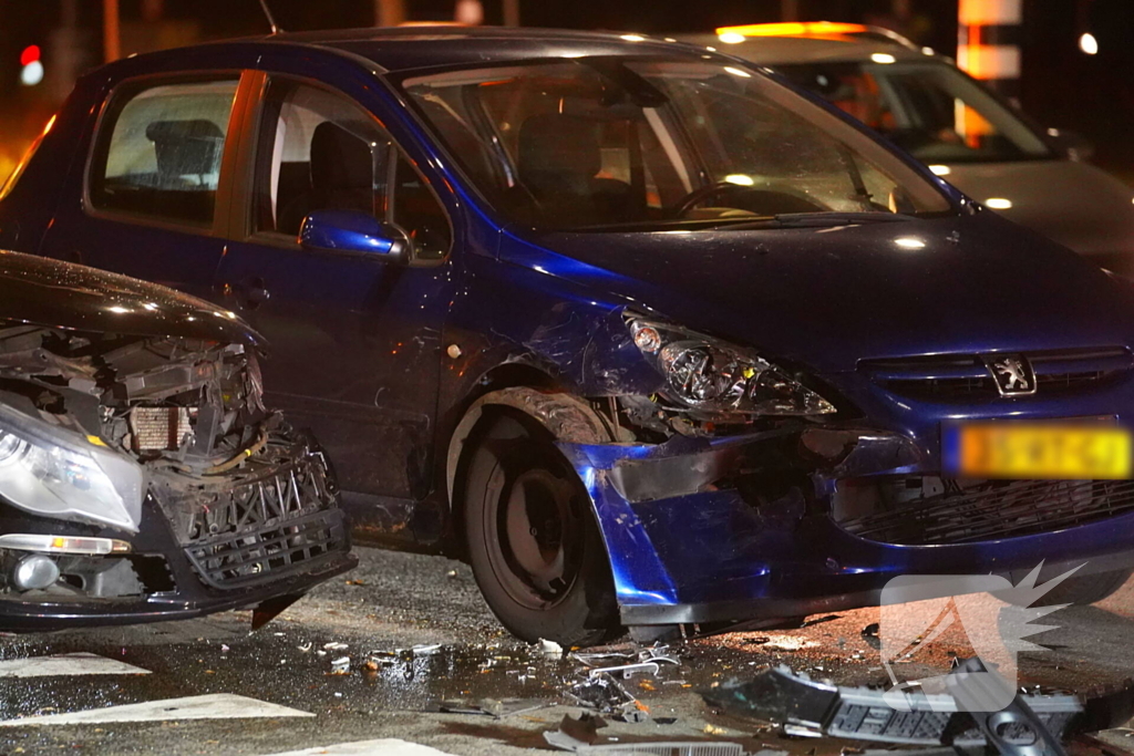 Flinke schade bij botsing tussen twee auto's