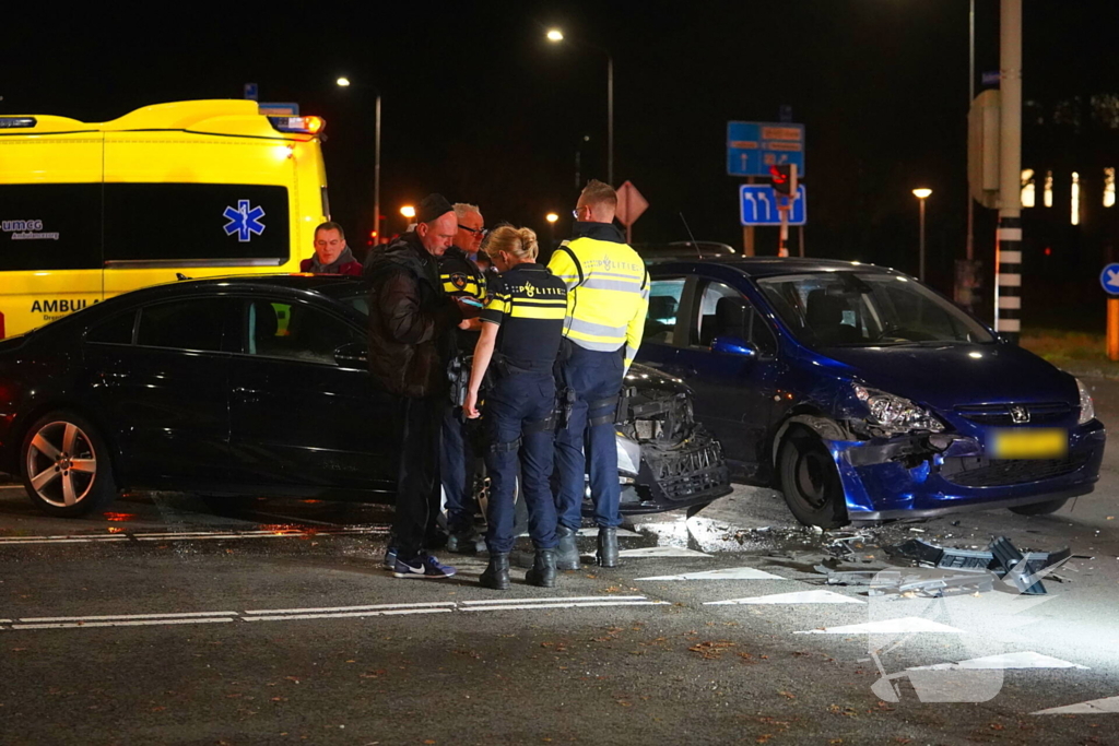 Flinke schade bij botsing tussen twee auto's