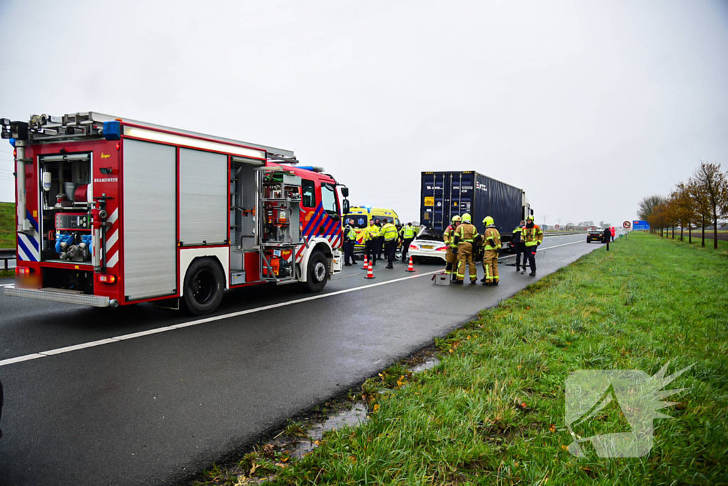 Automobilist overleden na aanrijding met vrachtwagentrailer