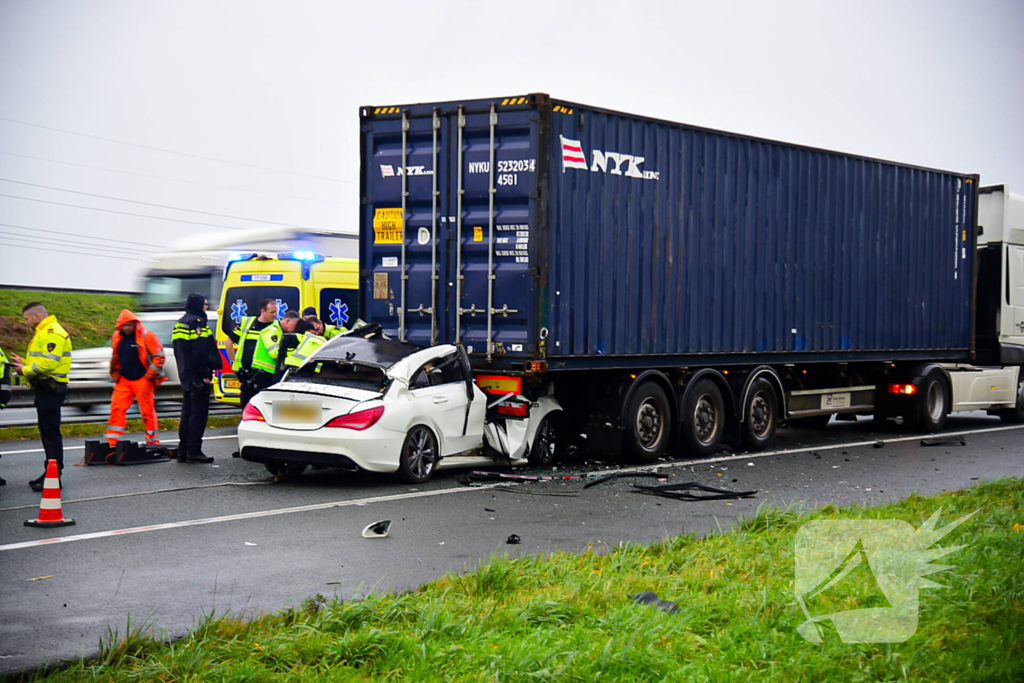 Automobilist overleden na aanrijding met vrachtwagentrailer