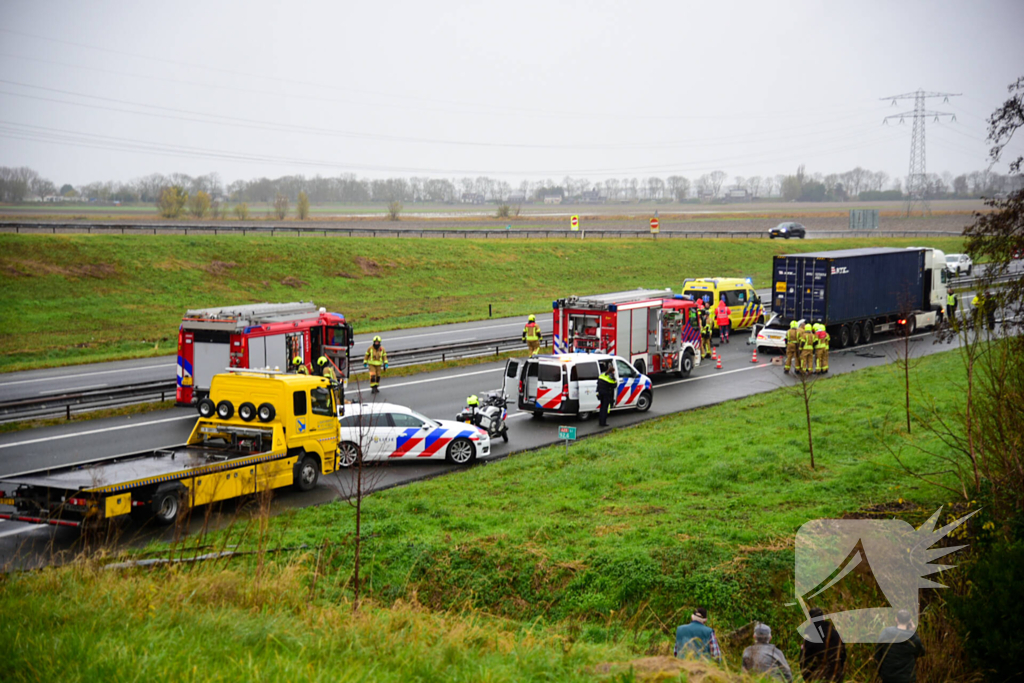 Automobilist overleden na aanrijding met vrachtwagentrailer