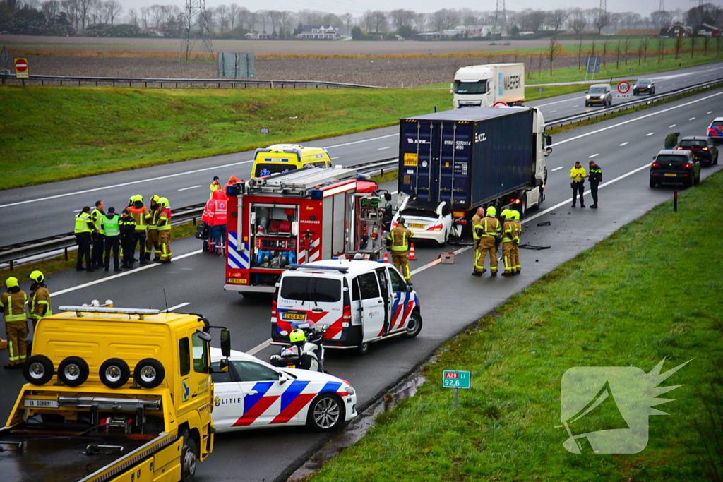 Automobilist overleden na aanrijding met vrachtwagentrailer