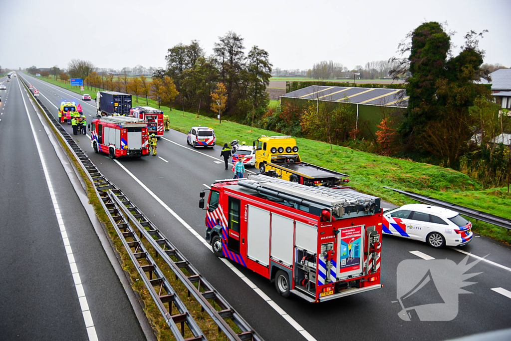 Automobilist overleden na aanrijding met vrachtwagentrailer