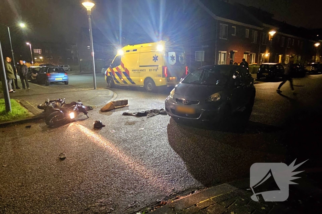 Scooterrijder gewond bij aanrijding met auto