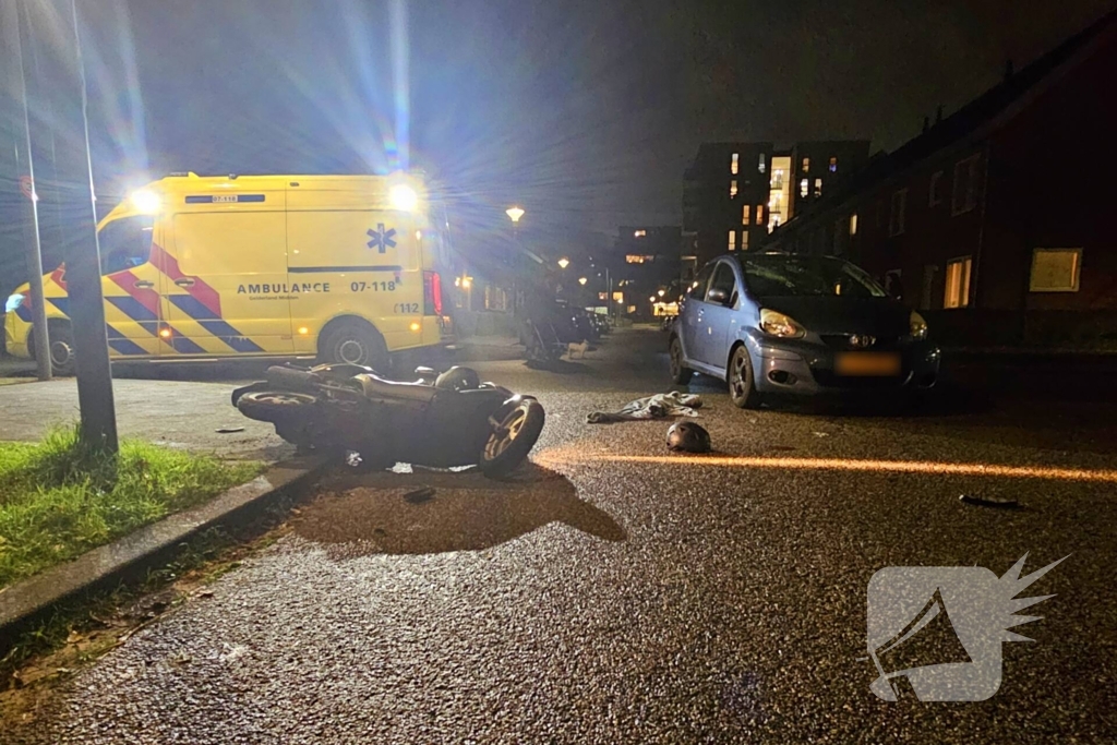 Scooterrijder gewond bij aanrijding met auto