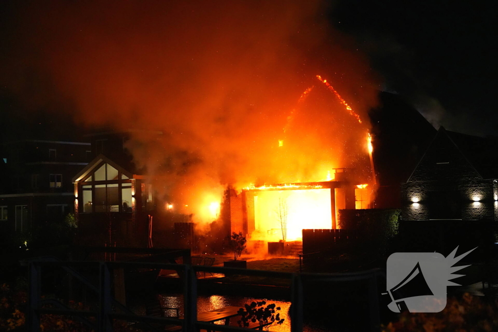 Flinke vlammen bij grote brand in vrijstaande woning