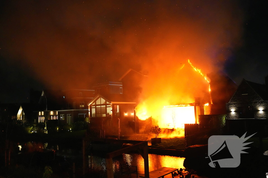 Flinke vlammen bij grote brand in vrijstaande woning