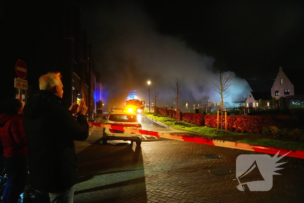 Flinke vlammen bij grote brand in vrijstaande woning