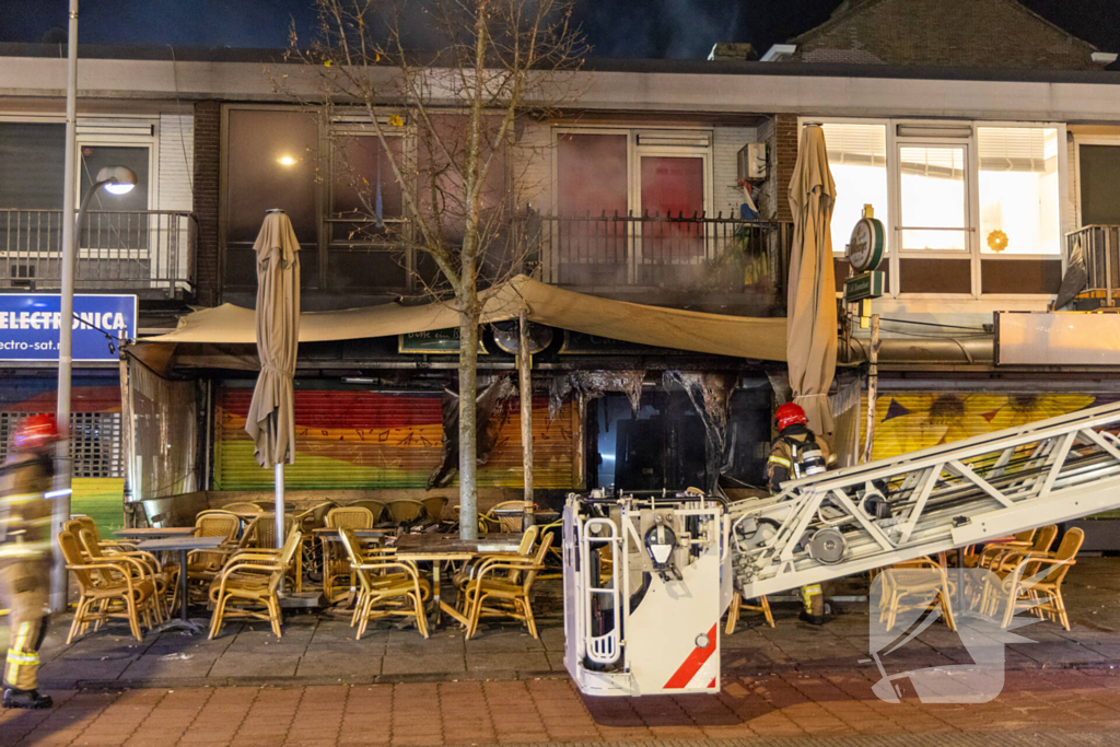 Explosie en brand richten grote schade aan bij restaurant