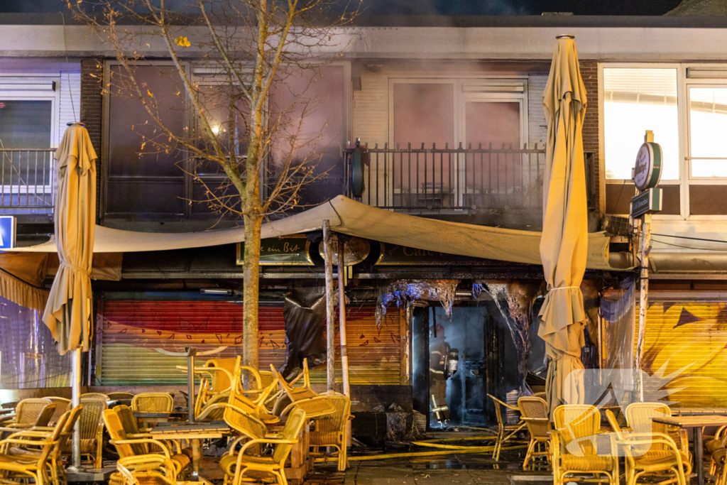 Explosie en brand richten grote schade aan bij restaurant