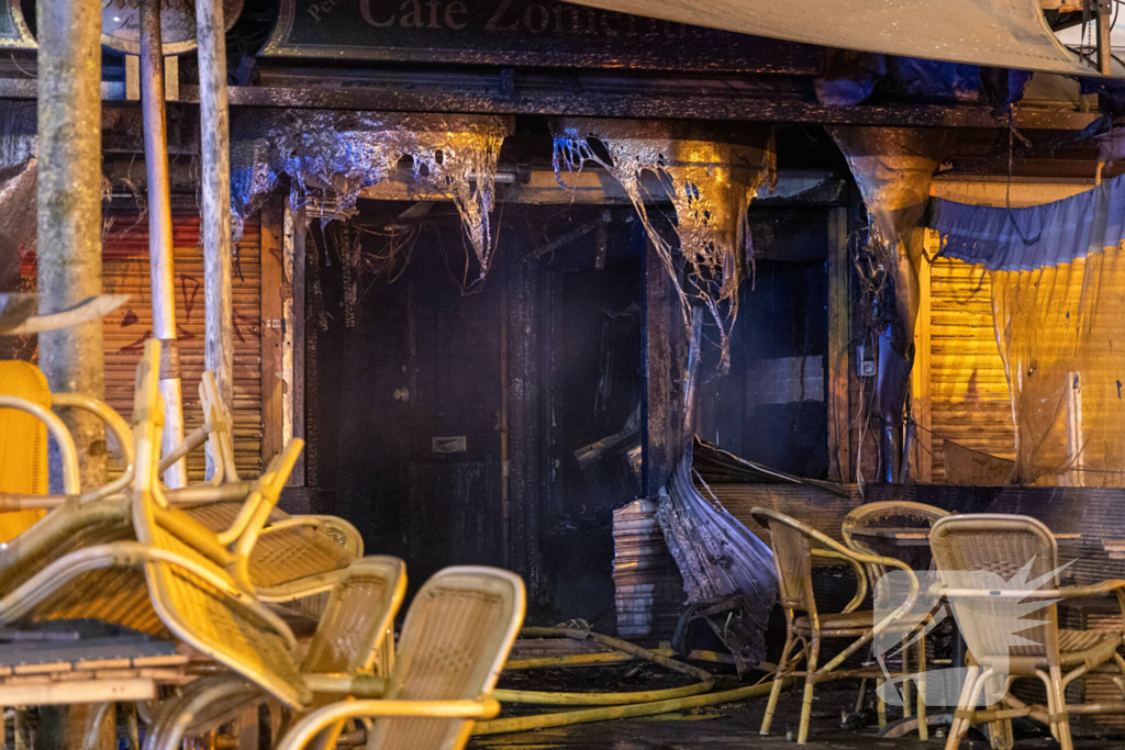 Explosie en brand richten grote schade aan bij restaurant