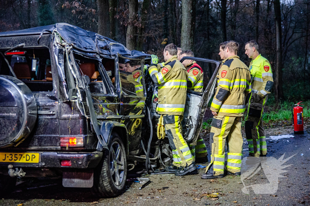 Auto slaat over de kop na botsing met boom