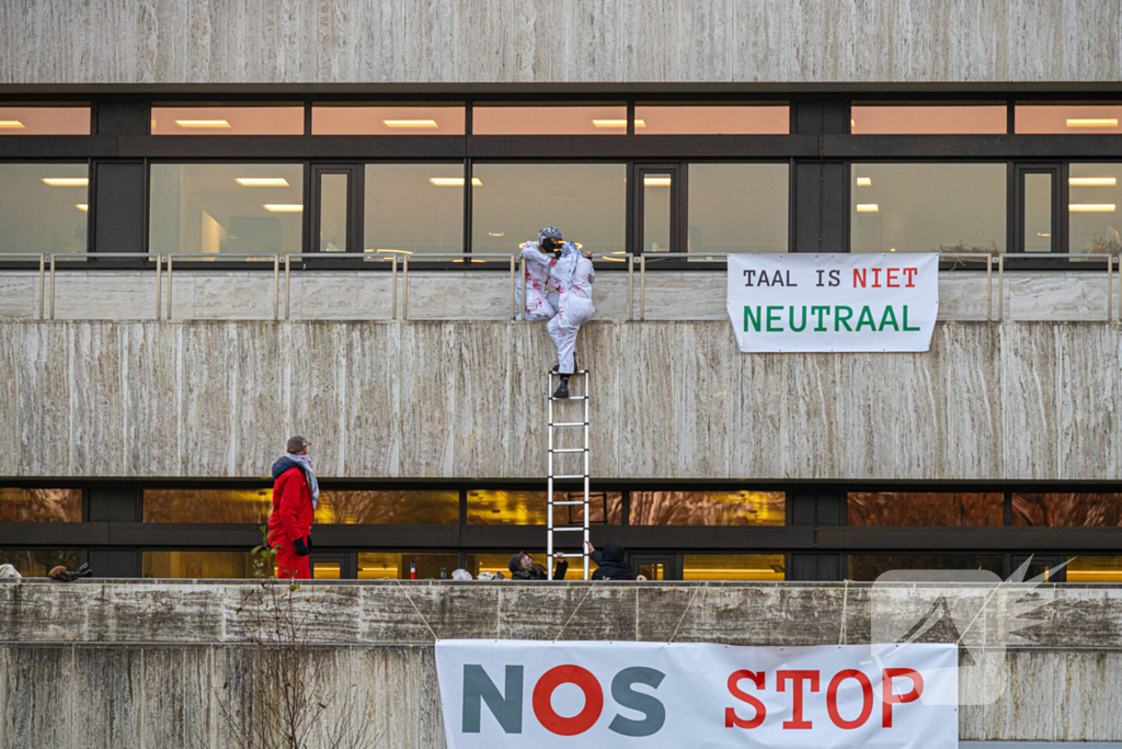 Demonstranten klimmen op het dak van NOS-gebouw