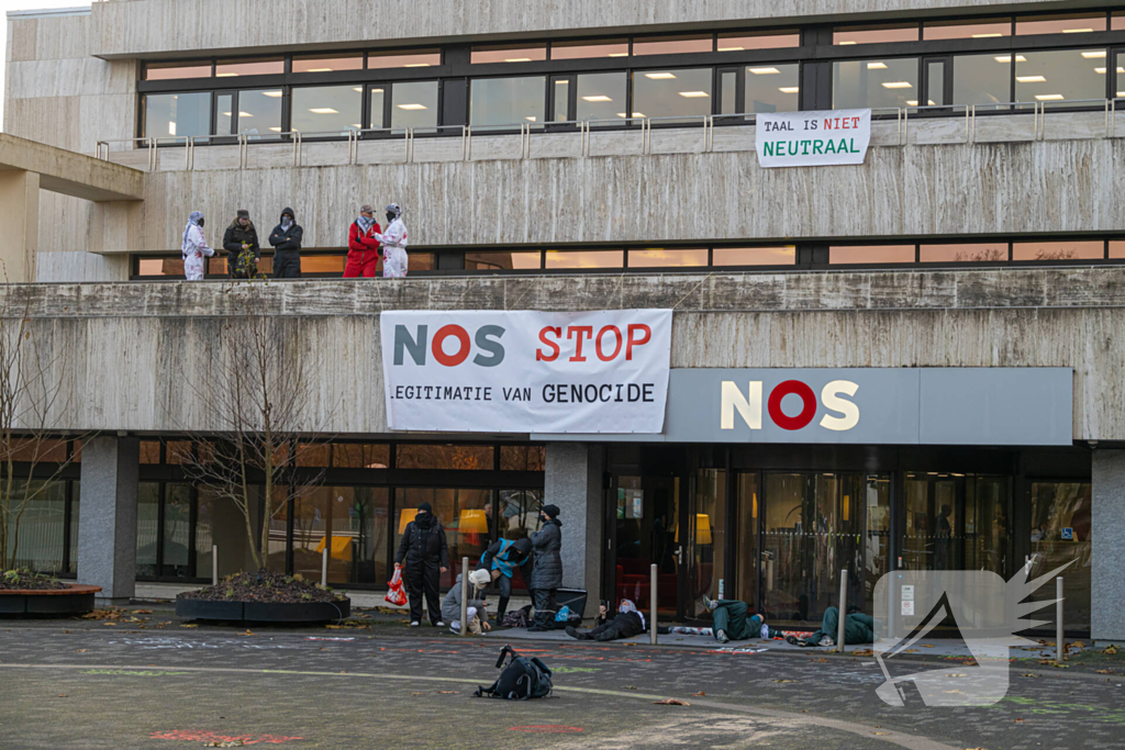 Demonstranten klimmen op het dak van NOS-gebouw