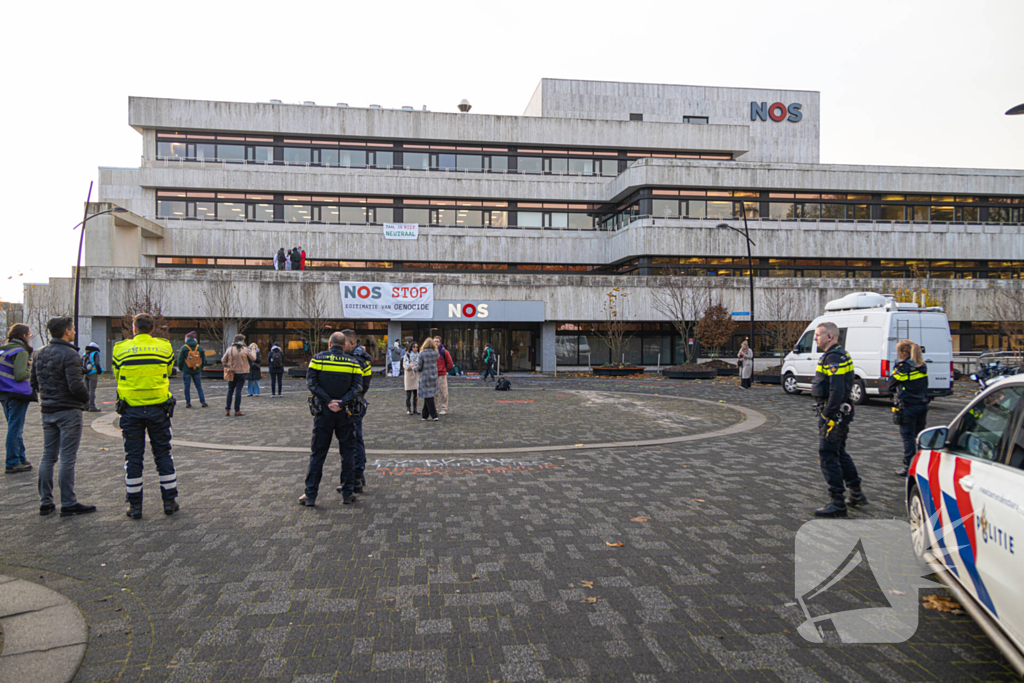 Demonstranten klimmen op het dak van NOS-gebouw