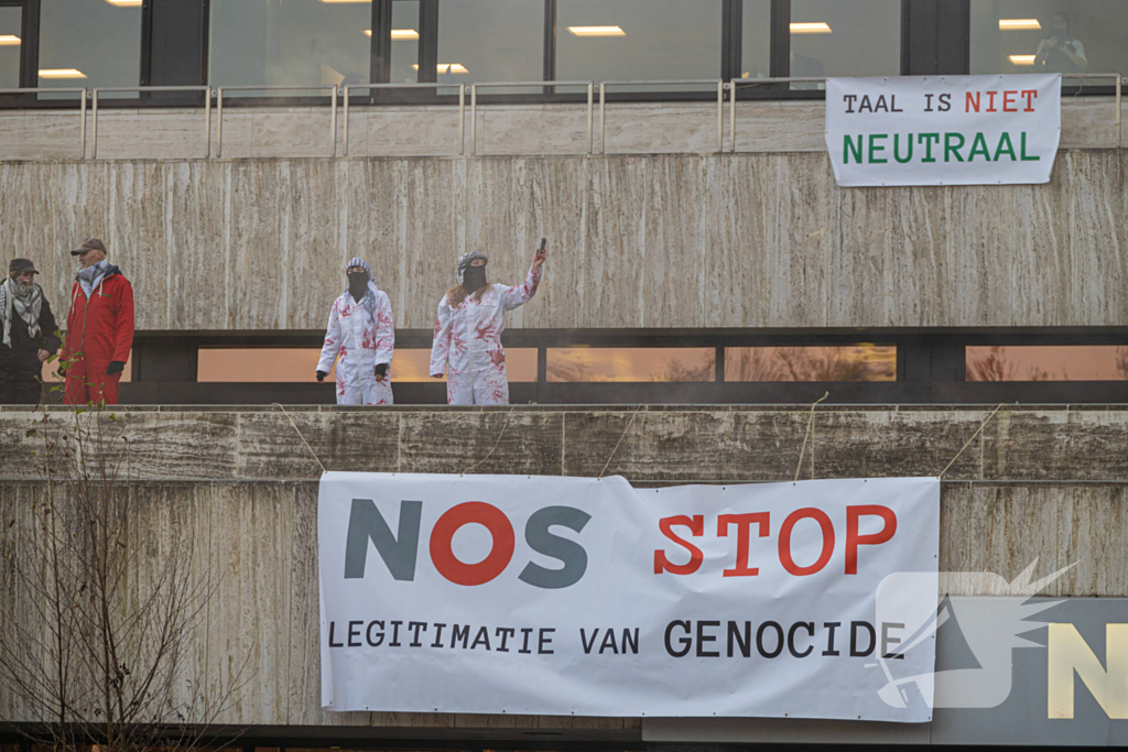 Demonstranten klimmen op het dak van NOS-gebouw