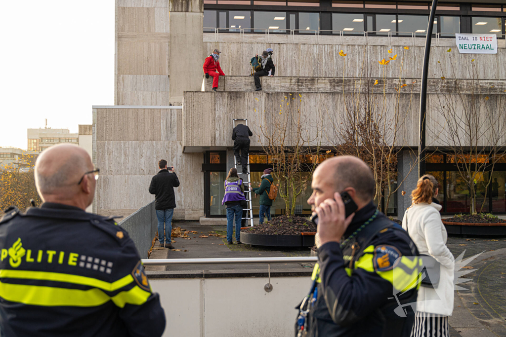 Demonstranten klimmen op het dak van NOS-gebouw