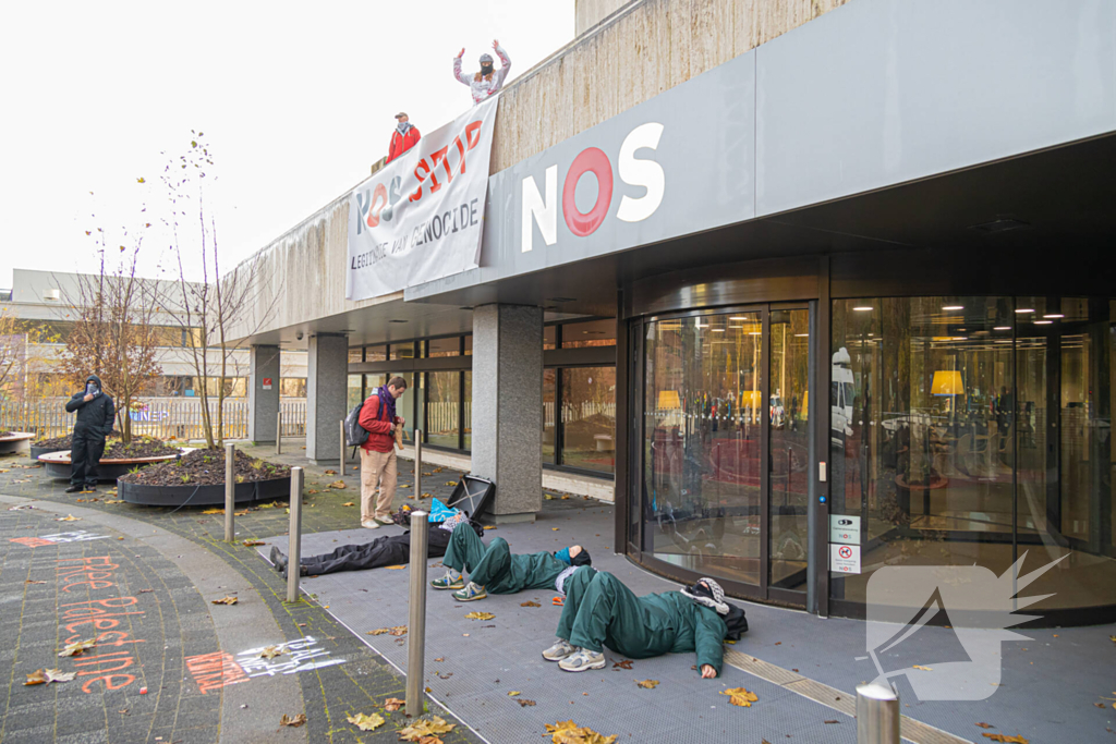 Demonstranten klimmen op het dak van NOS-gebouw