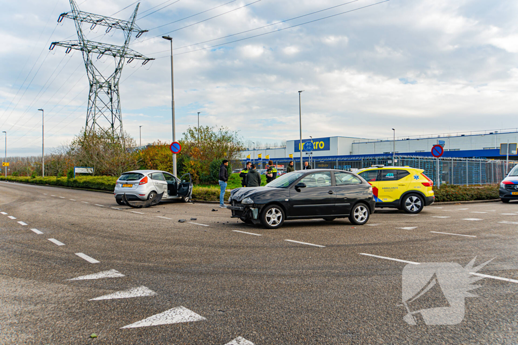 Forse schades aan auto's na botsing op kruising